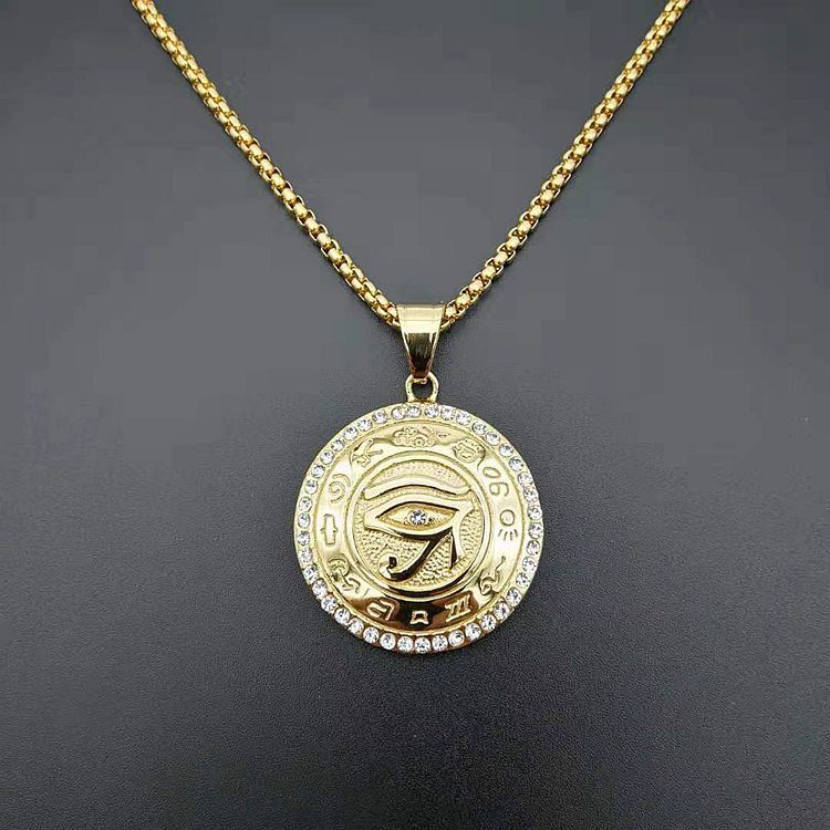 Pendentif Œil d'Horus en Acier Titane Plaqué Or et Diamants - Bijou Égyptien Moderne pour Hommes et Femmes