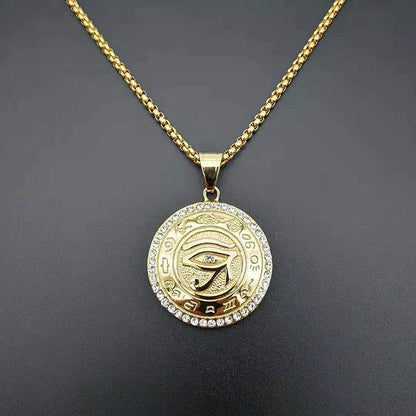 Pendentif Œil d'Horus en Acier Titane Plaqué Or et Diamants - Bijou Égyptien Moderne pour Hommes et Femmes