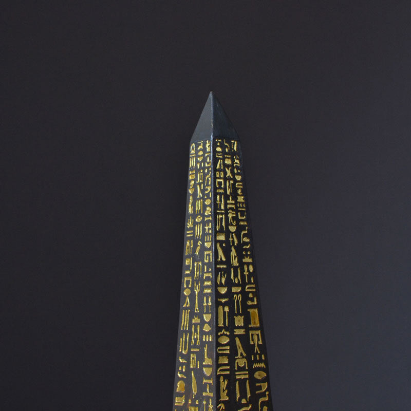 Obélisque Égyptien en Résine Décoration Intérieure Style Antique Ornement Architectural Élégant