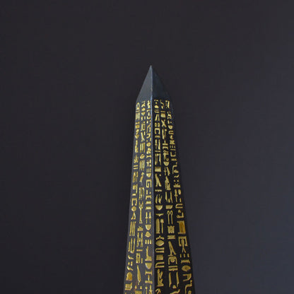 Obélisque Égyptien en Résine Décoration Intérieure Style Antique Ornement Architectural Élégant