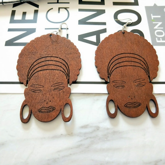Boucles Oreilles en Bois Gravées Laser Tete Africaine Vintage Brun Foncé pour Femme Design Avant Garde